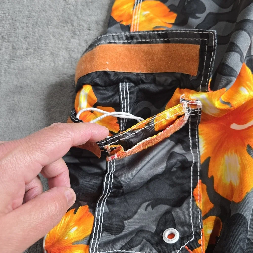 Billabong Floral Hibiscus Skull Pin Up Girl Boardshoarts Mens 33 (32) Orange